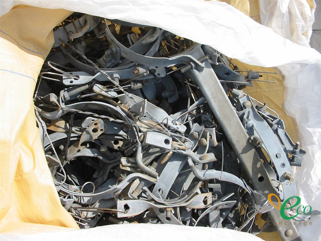 ボルトや鋼線が付いた状態の電柱バンド(装柱金物)を近接撮影した様子