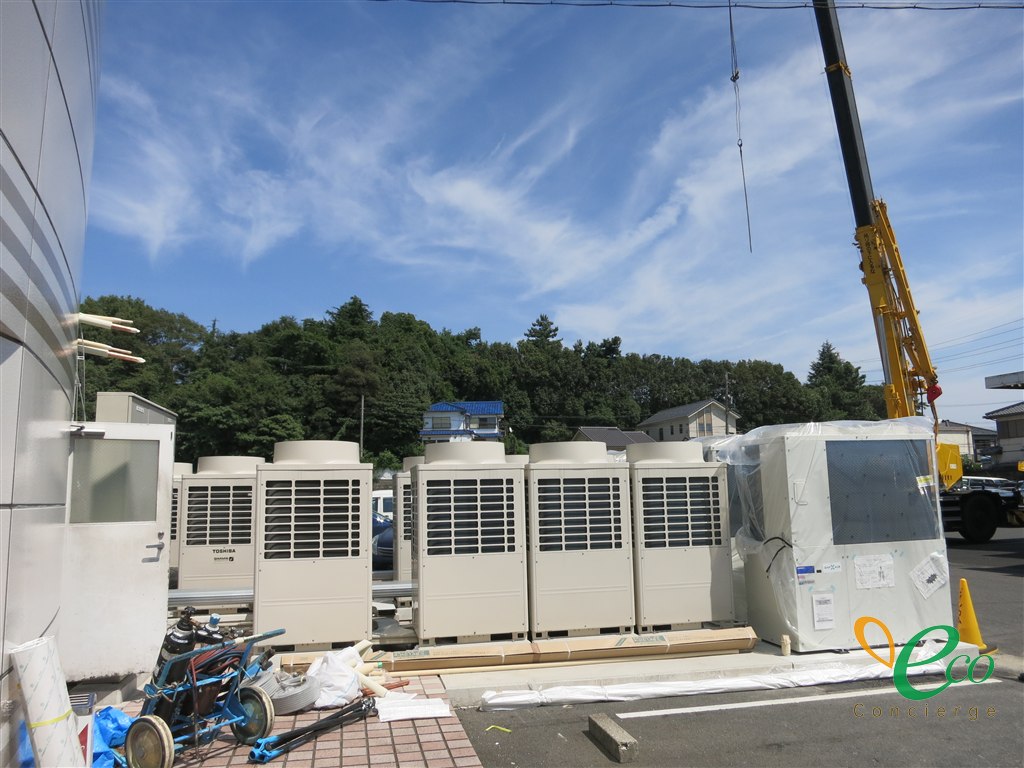 新しい業務用エアコンの室外機が、設置前の状態で並べられている様子