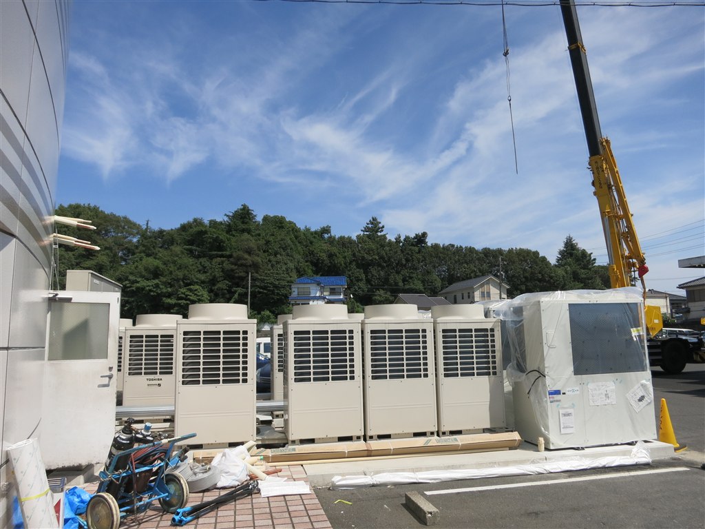 新しい業務用エアコンの室外機が、設置前の状態で並べられている様子
