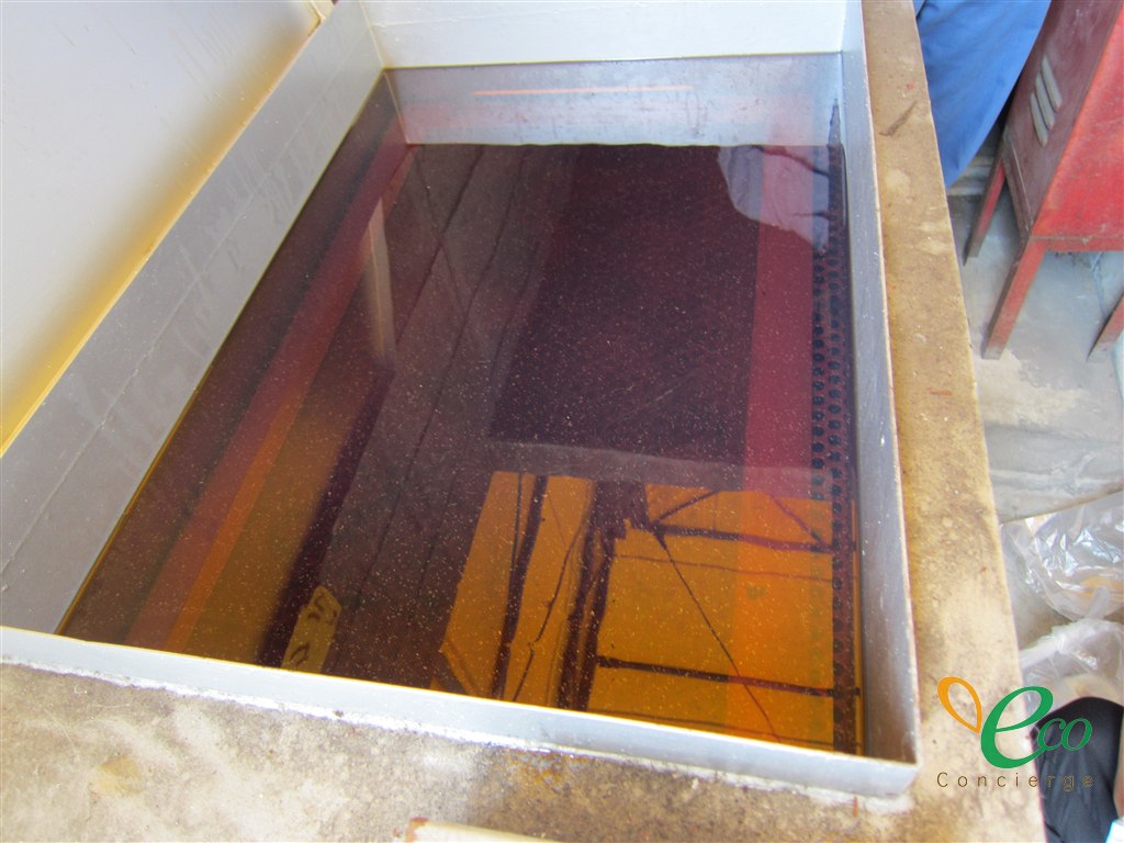 上蓋を開けた油槽の内部を上から見たところ。赤褐色から琥珀色へ変わる油が、なみなみと入っている