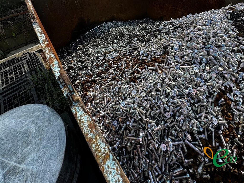 錆びた金属製の箱いっぱいに、ネジ、ナット、ボルトが入っている
