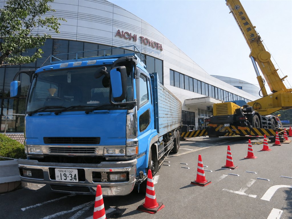 収集運搬車とクレーン車が同じ現場で稼働している様子
