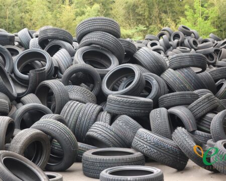 大量のタイヤが山のように積まれている様子