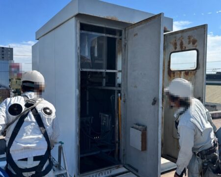 屋上に設置されたキュービクルの扉を開放し、フルハーネスを装着した作業員2名が作業している様子