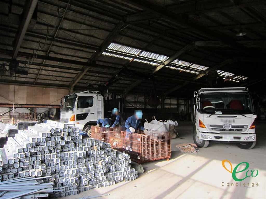 搬出の段取りは、荷姿と量が決まってから組み立てます。現場作業は協力会社が行います。