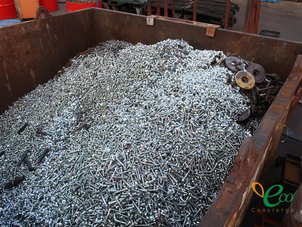 同じ種類のボルトがまとまって入っています。数量と荷姿が分かると、次にどうするかを決めやすくなります。