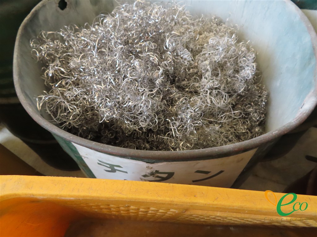 缶に品目が書かれ、切粉が分けて入れられています。材質が分かる形で保管されていると、確認できることが増えます。評価は材質・状態・数量・市況・運搬条件によって変わります。
