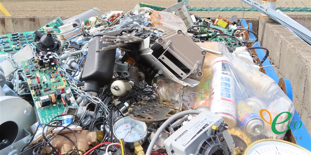 基板・電線・計器などが一緒に入っています。写真では確認できる範囲が限られるため、気になる部分は近接で撮っていただくようお願いしています。