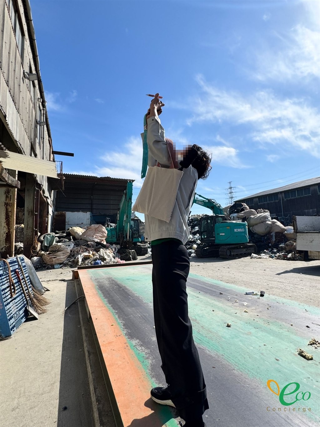現地では、自分の目で見て記録します。当社は下見・現地確認と、小規模なサンプル採取を担当します。当社は処理施設を持っておりません。
