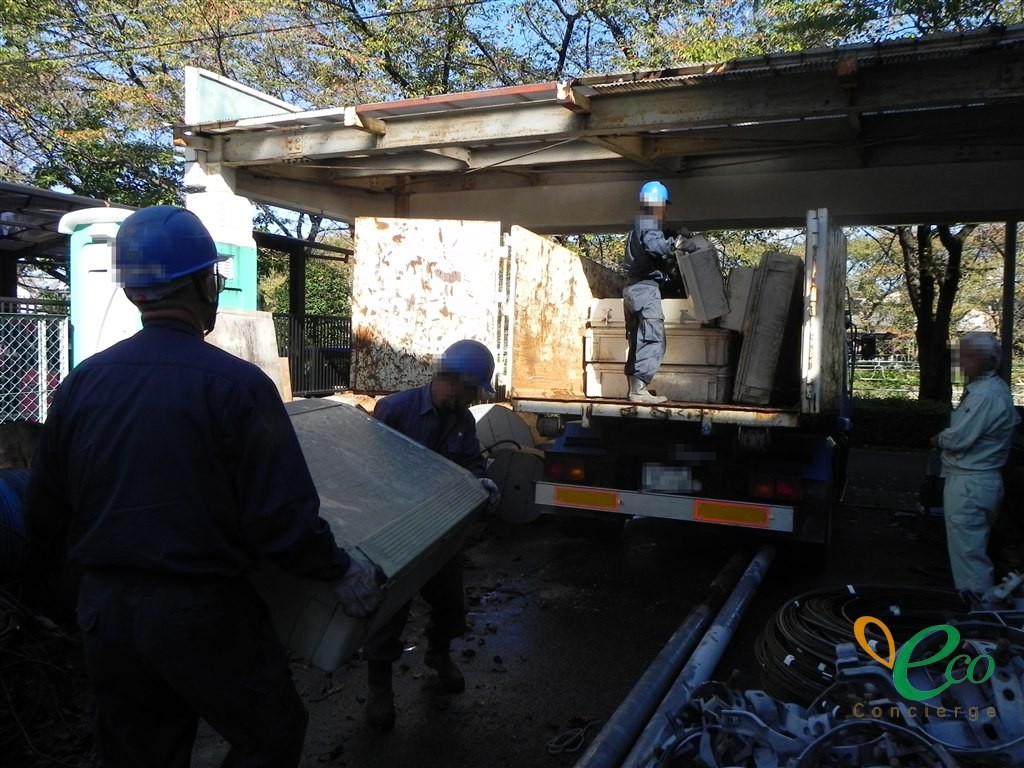荷台に積み込んでいるところです。事前に量が分かっていると、車両の手配がしやすくなります。現場作業は協力会社が行います。