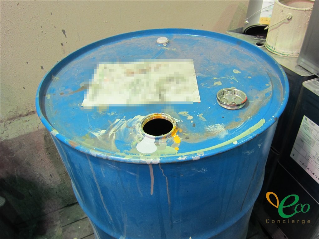 ドラム缶に貼られた成分表示です。残留物の種類が分かると、洗浄が必要かどうかの見当がつきます。